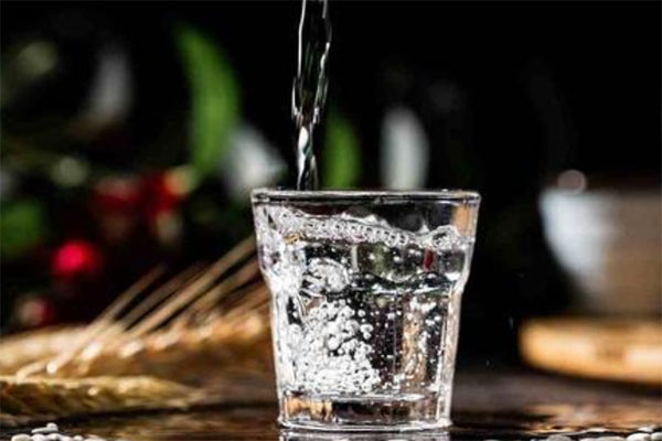白酒有苦味不好喝，說(shuō)明你不會(huì)喝酒